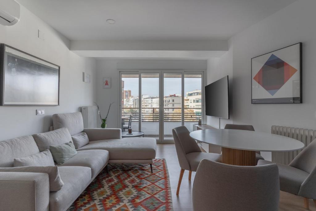 马德里Bright with terrace- 2Bd 2Bth- Salamanca的客厅配有沙发和桌子