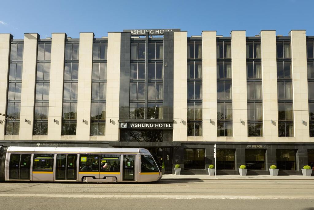 都柏林都柏林阿什林酒店的一辆公共汽车停在大楼前