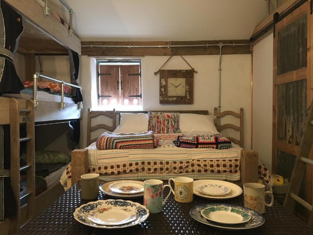 马特洛克Matlock Glamping Rooms的小房间,配有一张带盘子的桌子