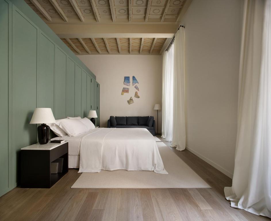 罗马Parisii Bocca di Leone 88的卧室配有白色的床和椅子