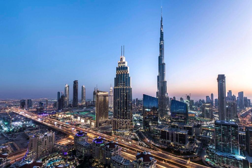 迪拜Kempinski The Boulevard Dubai的享有城市天际线的美景。