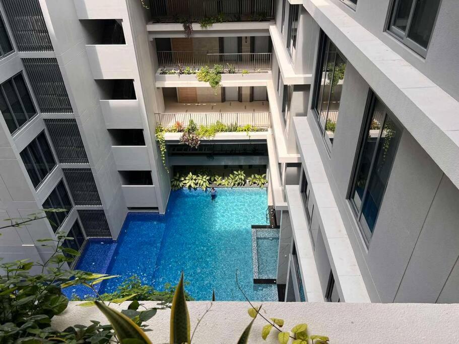 胡鲁马累Luxurious 3-Bedroom in Hulhumalé的一座建筑物中央的游泳池