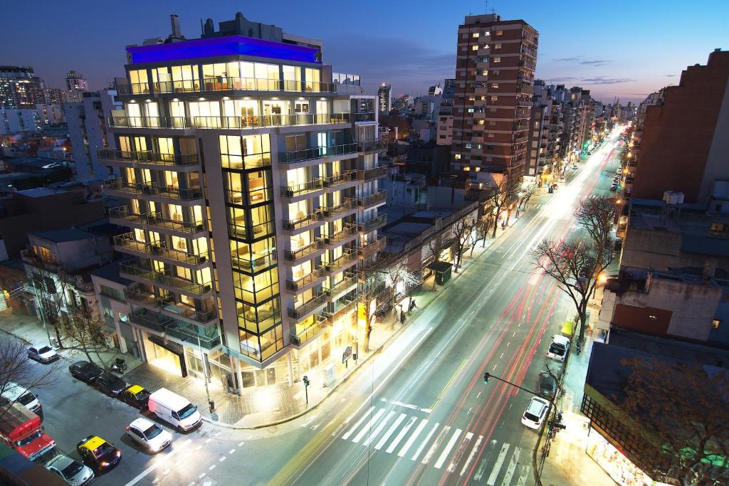 布宜诺斯艾利斯比布鲁斯帕勒莫苏豪公寓的一条城市街道,晚上有高大的建筑