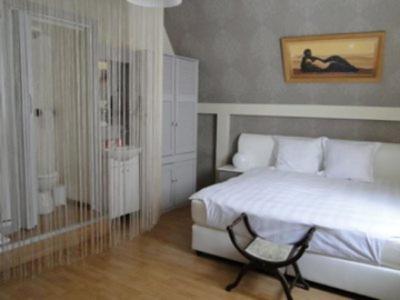 布鲁塞尔扎林别墅住宿加早餐酒店的卧室配有一张白色大床