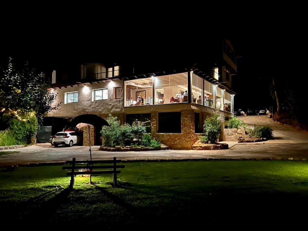 特拉马卡斯蒂利亚埃尔巴丹酒店的夜晚在房子前面有长凳