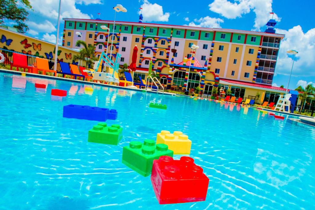 温特黑文佛罗里达州乐高乐园®度假酒店的一座建筑前水中一个有腿的游泳池