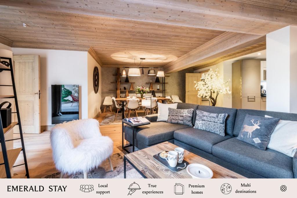谷雪维尔Apartment Padouk Moriond Courchevel - by EMERALD STAY的客厅配有沙发和桌子