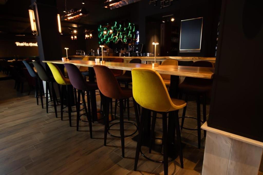 科隆House Cologne的酒吧设有黄色椅子和长桌