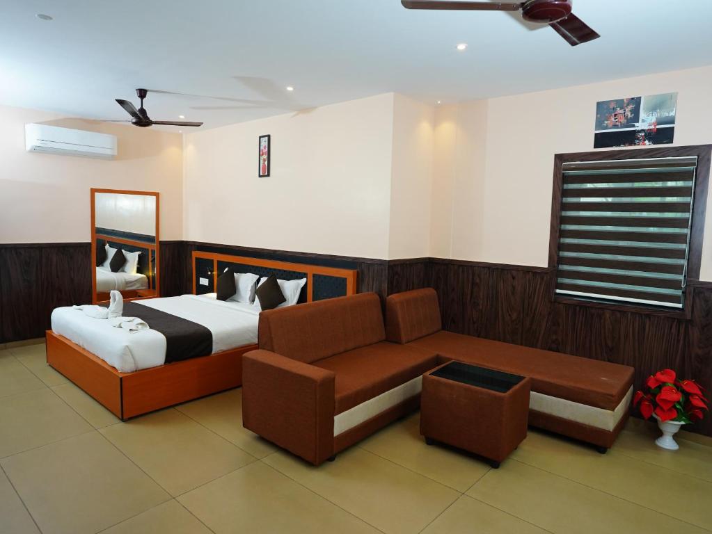 帕拉克卡德ABUDHABI RESIDENCY的一间卧室配有一张床和一张沙发