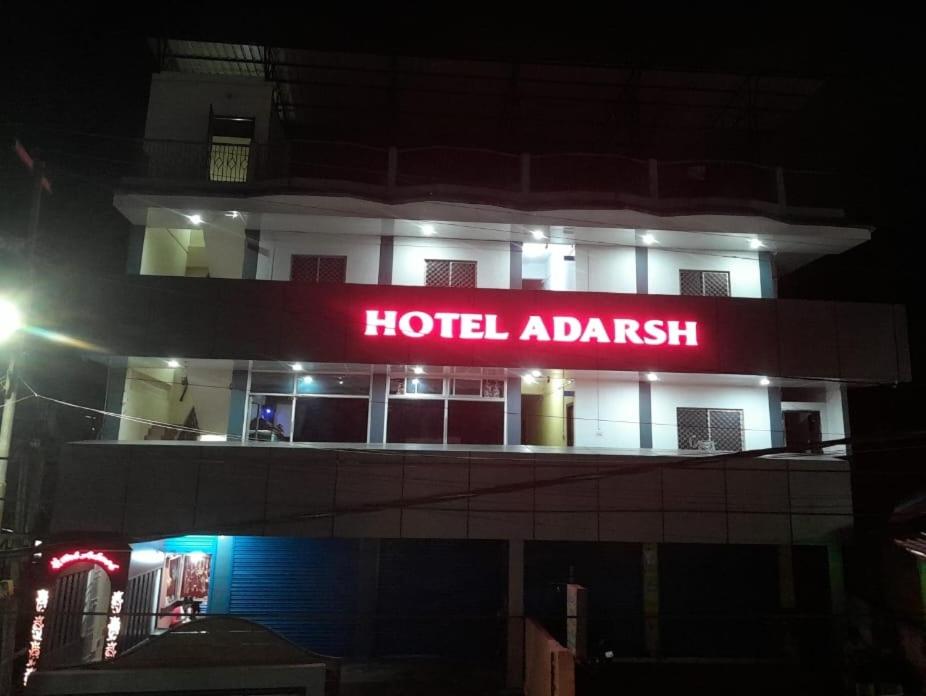 布莱尔港Adarsh Hotel的夜间大楼的旅馆标志