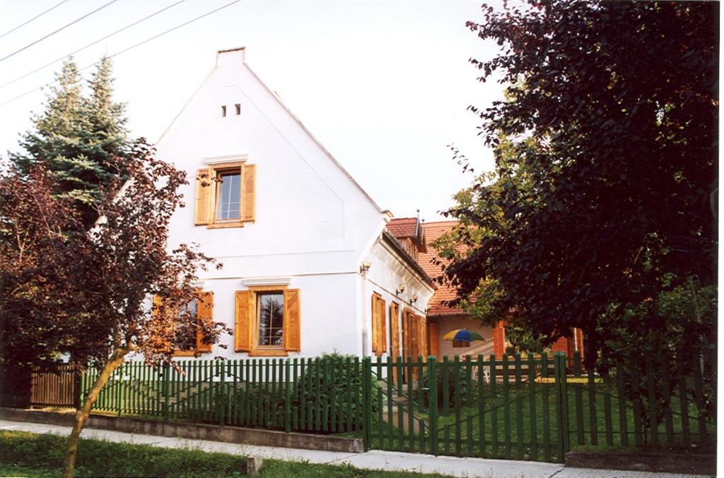 鲍洛通拜雷尼Berek Ház的白色的房子,有黑色的围栏