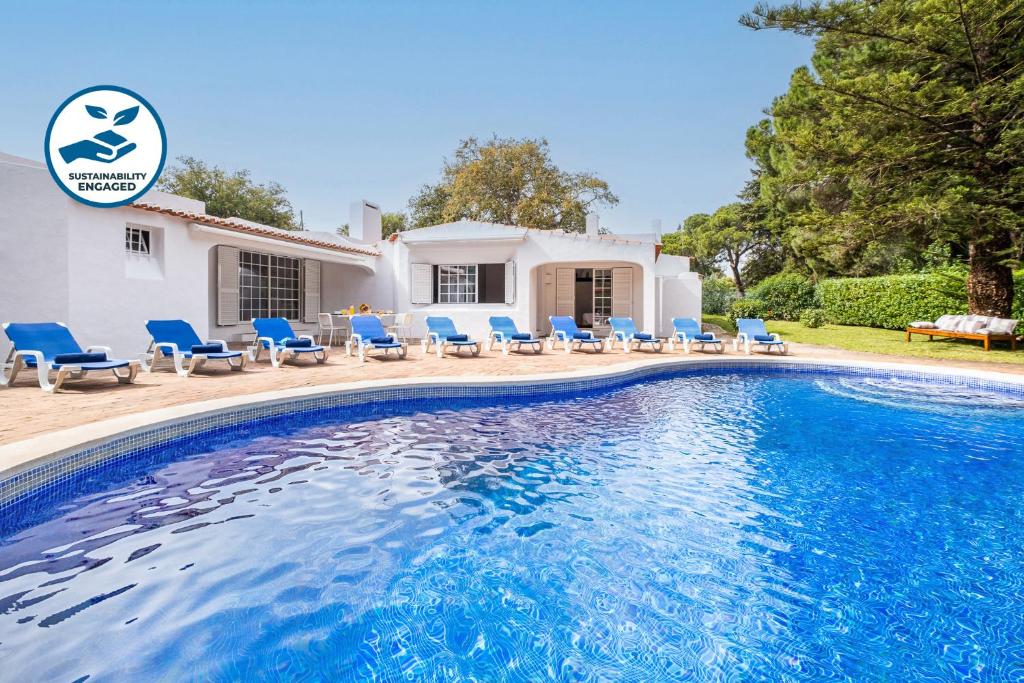 阿尔布费拉Villa AlGharif by Algarve Vacation的别墅前设有游泳池