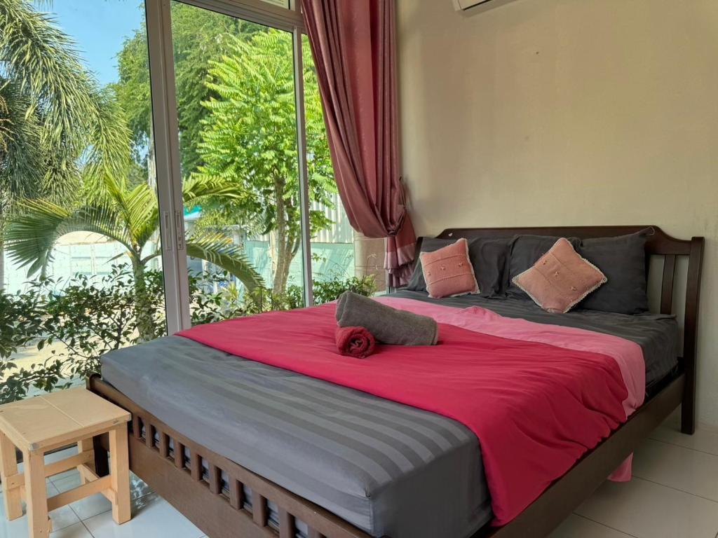 格兰岛Crypto Resort - Koh Larn的一张位于带大窗户的房间内的床铺