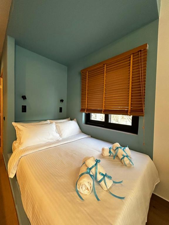 阿格里尼翁Ocean-Πολυτελές διαμέρισμα στο Αγρίνιο的一间卧室配有带毛巾的床