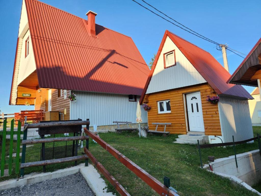 扎布利亚克豪斯桑德拉度假屋的围栏旁的橙色屋顶房子