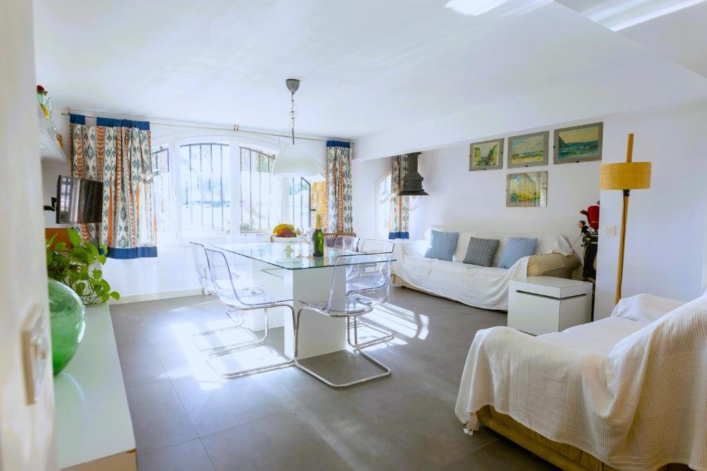 罗达德瓦拉Suitur beachfront apartment Roc de Sant Gaietà的客厅配有桌子和沙发