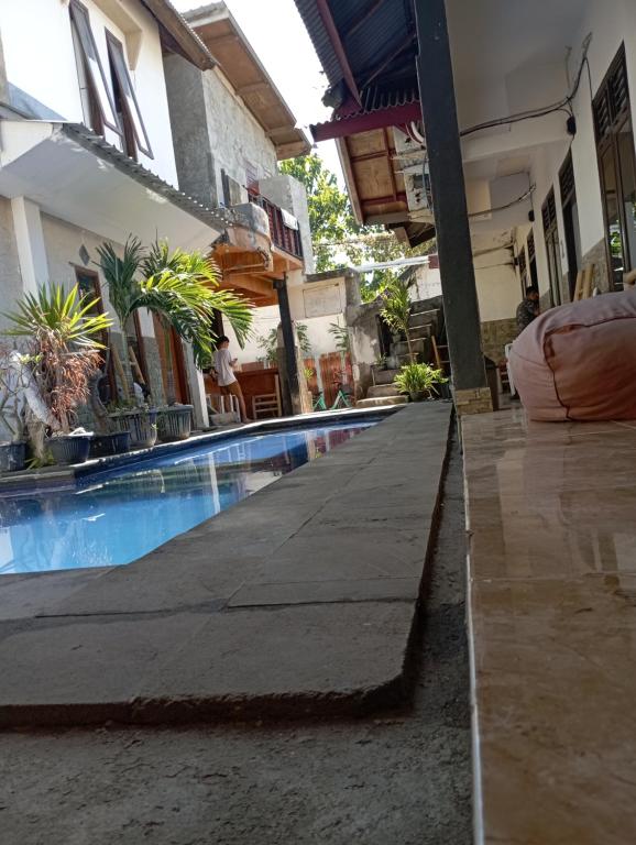 吉利特拉旺安Wahyu Gili 1的一座建筑中设有游泳池的酒店