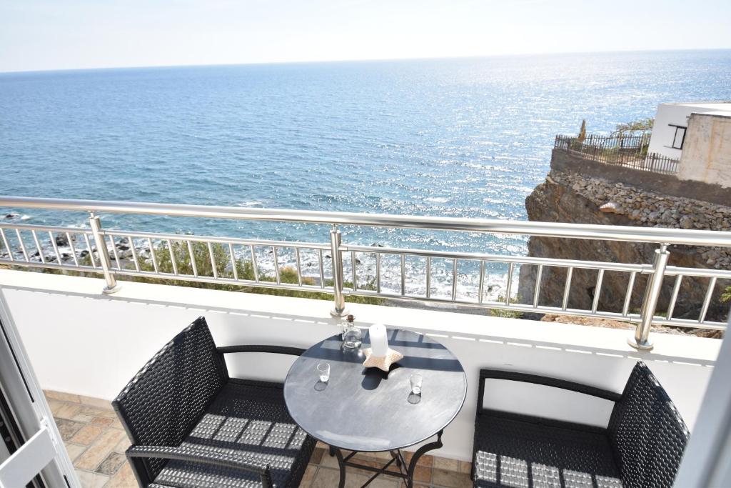 ParánimfoiHouse with view sound of waves的一个带桌椅的海景阳台