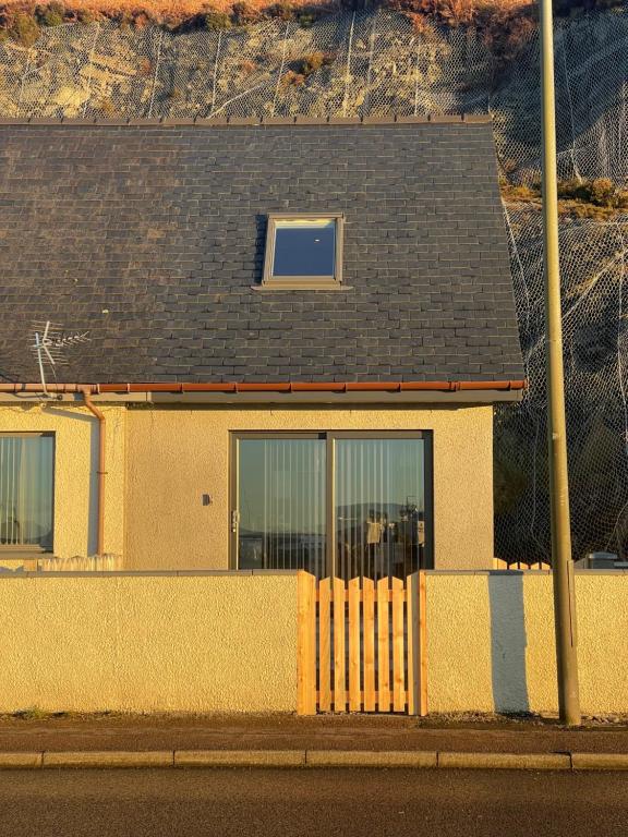 马莱格An Bothan的房屋设有窗户和围栏