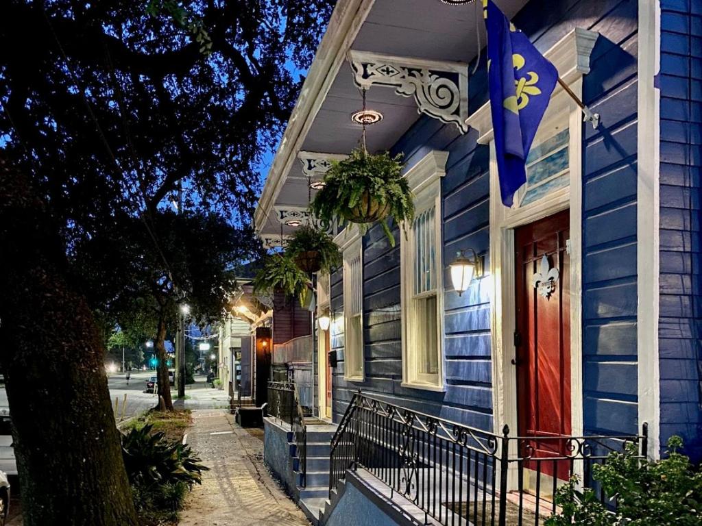 新奥尔良The Blue60 Marigny Inn的一面有旗帜的蓝色房子