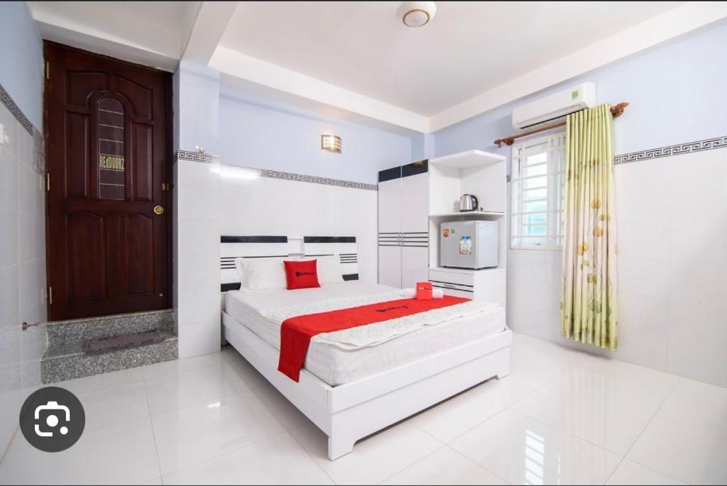 胡志明市Rita Hotel Home- Airport Tân Sơn Nhất- Cạnh Bệnh Viện Tâm Anh & Gần Quân Khu 7的一间白色卧室,配有两张床和电视