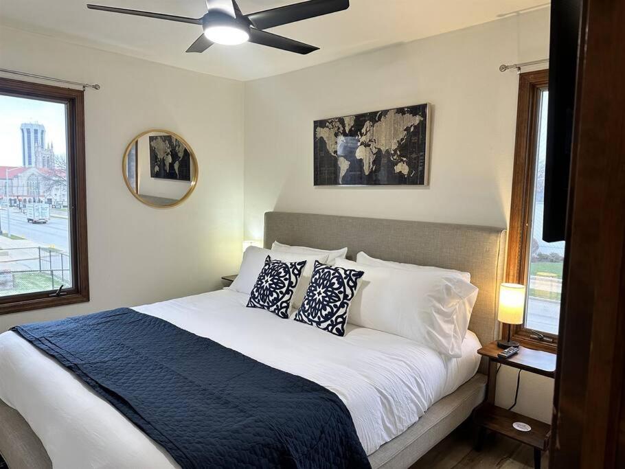 斯普林菲尔德Capital Suite on 6th Street - King Bed / Downtown!的一间卧室配有一张带吊扇的床