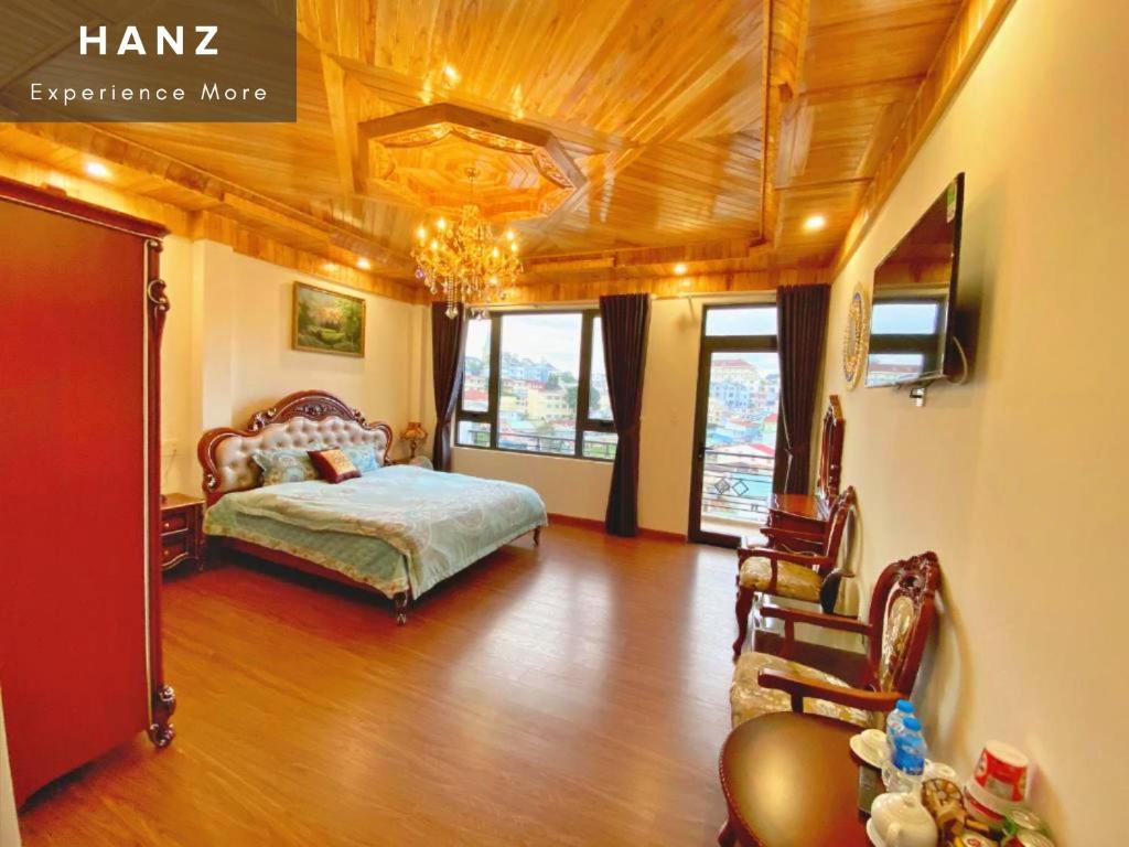 大叻HANZ Hoa Dang Hotel的一间卧室,卧室内配有一张床和椅子