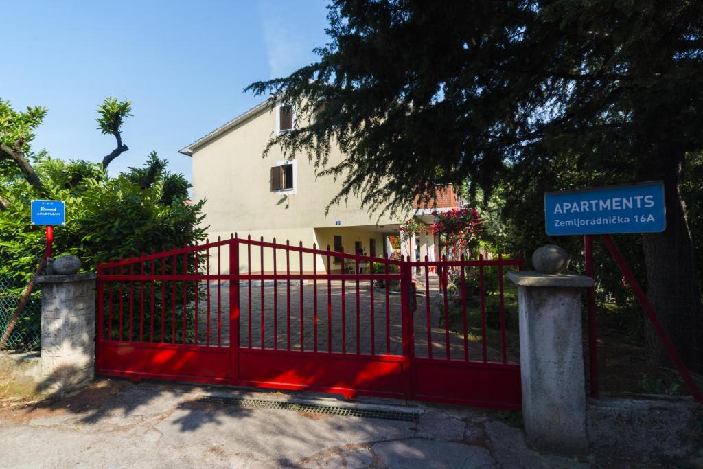 乌马格Apartments Milica的房屋前有标志的红色门