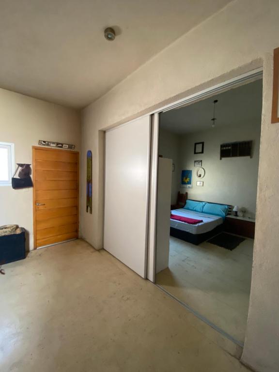 科尔多瓦Casa Mirador Posada Urbana的一间设有一扇门的客房,可通往一间卧室