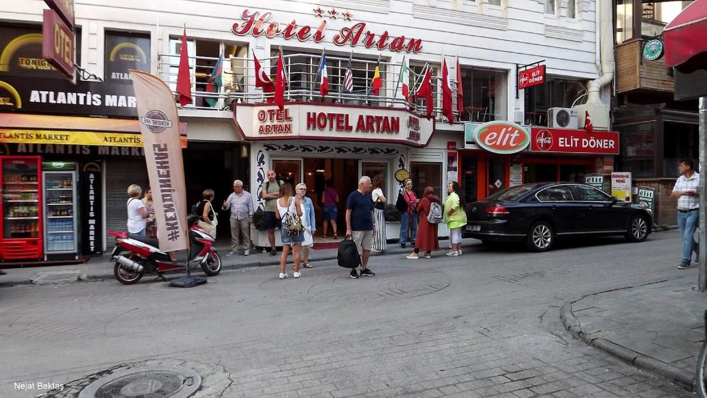 伊斯帕尔阿尔坦酒店的一群人站在商店前的街道上