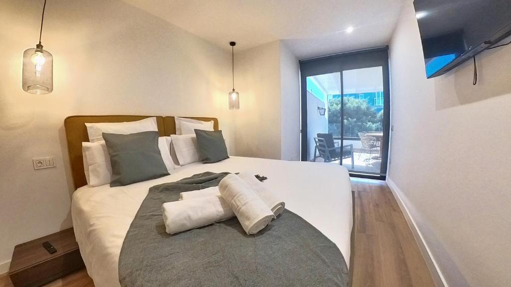 罗萨里奥港MyHome Urban Apartments的卧室配有带枕头的大型白色床