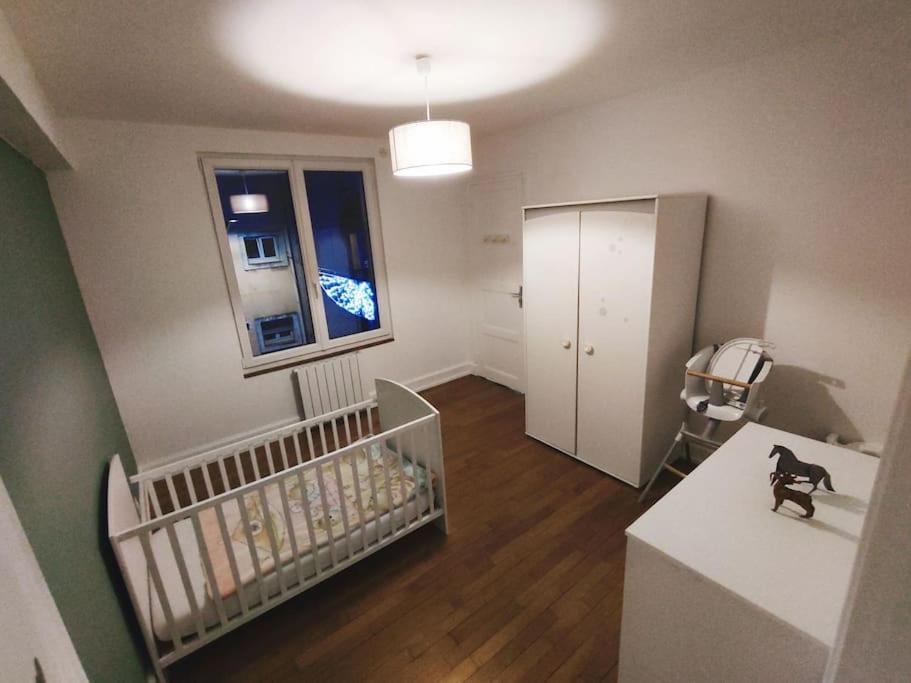 沙尔姆Appartement spacieux的一间婴儿房,配有婴儿床和窗户