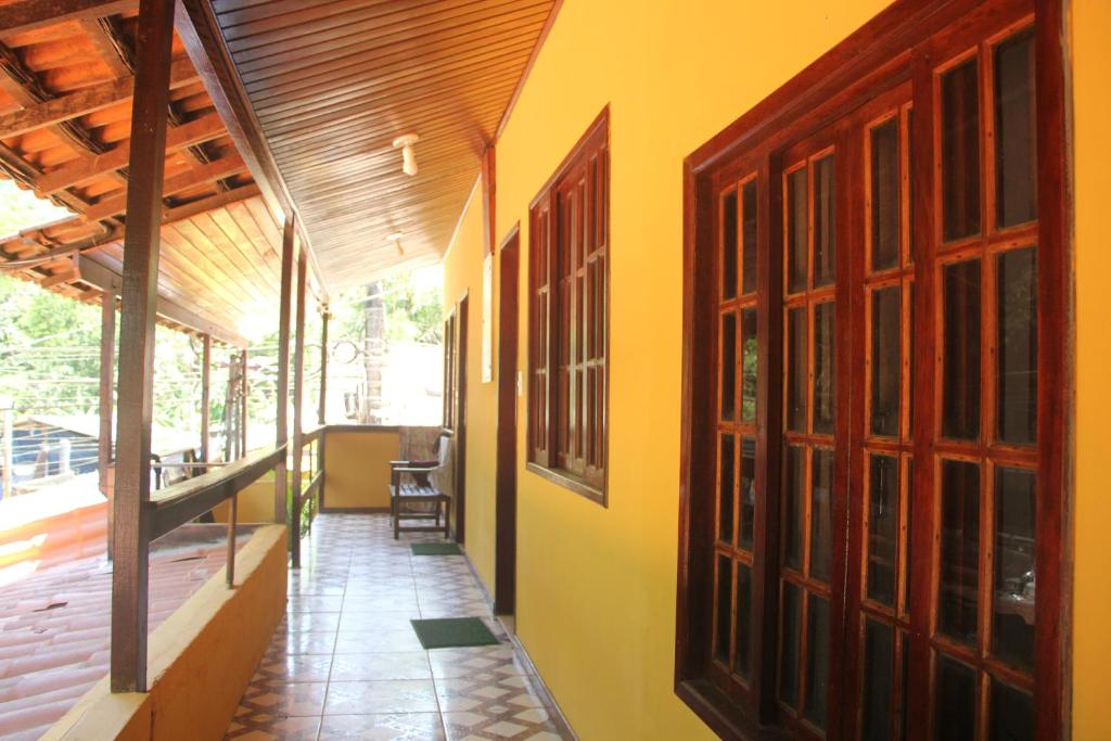 阿布拉奥Lonier Villa Inn Economic的走廊上设有黄色的墙壁和窗户