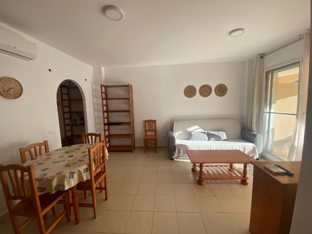 利乌玛Eco tourist的客厅配有床和桌椅