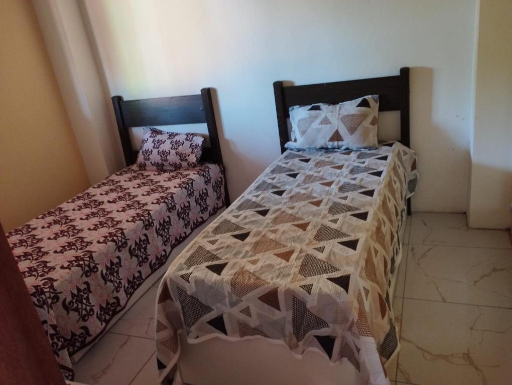 马塔迪圣若昂Paraíso da Deise的一间小卧室,配有一张床和一把椅子