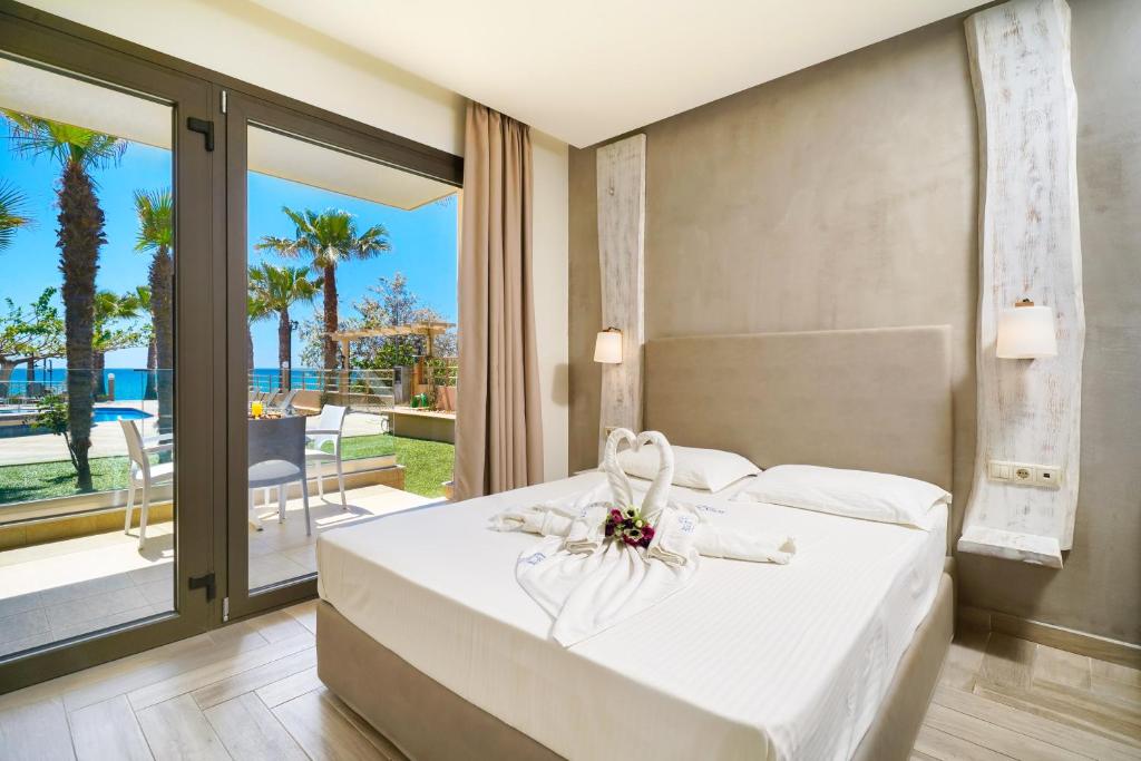利迈纳里亚Blue view Hotel的卧室设有白色床,享有海景