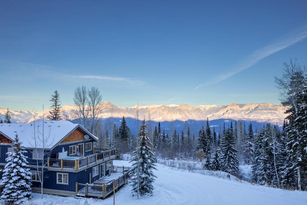 戈尔登葱郁山间度假屋的山中雪地的房子