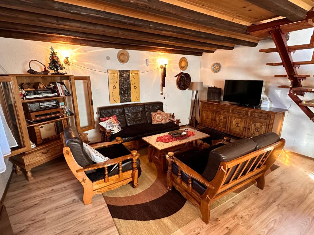 Popova ShapkaVilla 99的客厅配有沙发和桌子