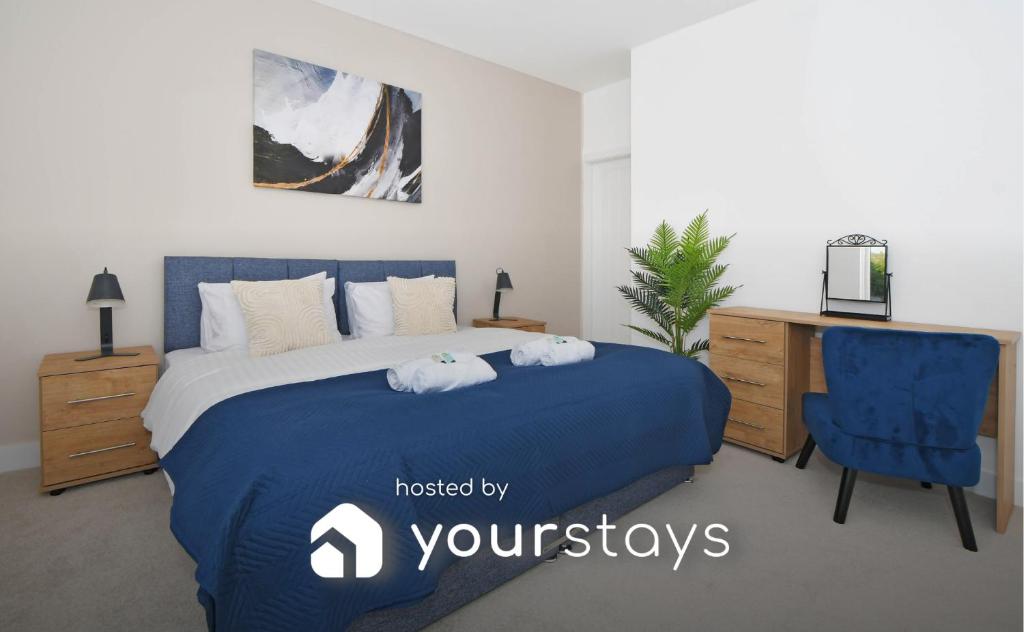 克鲁Unity House - A Stylish Haven with 3 Bedrooms, Perfect for Your Tranquil Getaway的一间卧室配有蓝色的床和蓝色椅子