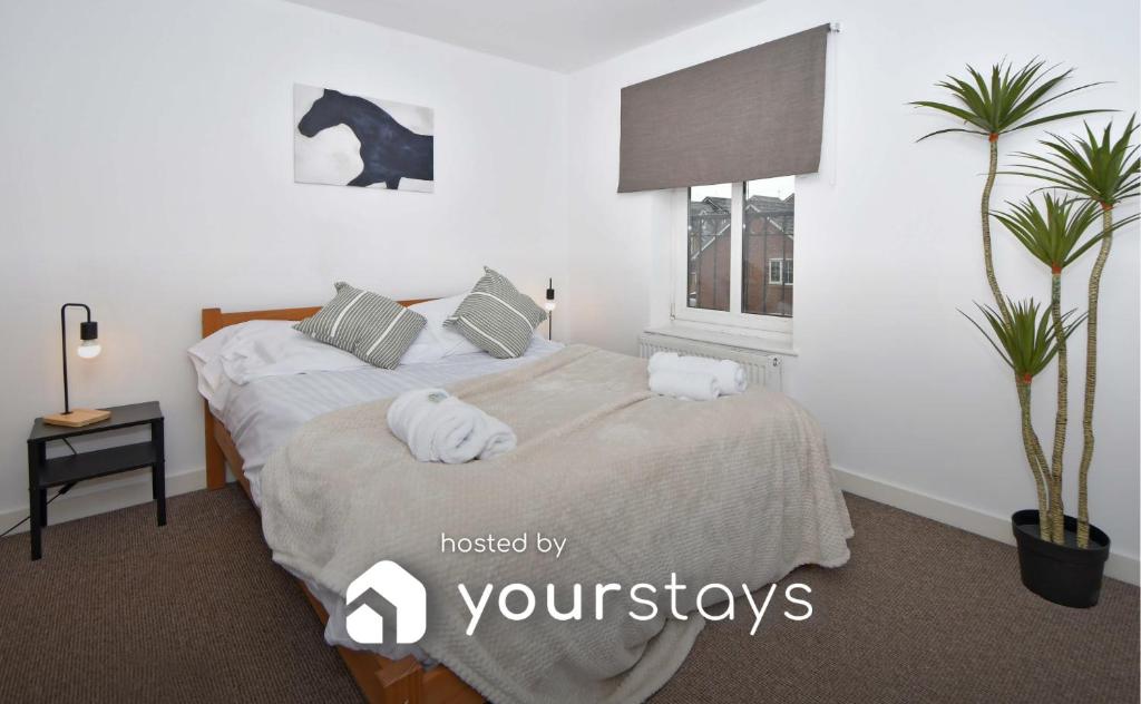 莱姆河下游的纽卡尔斯Tansey House by YourStays的一间卧室配有带毛巾的床