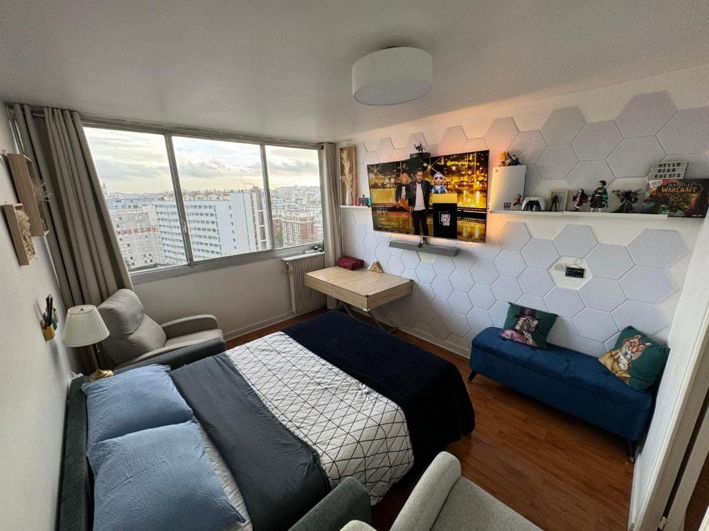 巴黎Private room in a shared apartment - Metro 7 and Tramway T3a的一间卧室配有一张床和一张蓝色的沙发