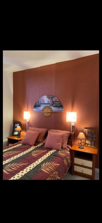 圣艾蒂安Belle appartement chaleureux à 2 mn à pied du tramway.的一间卧室设有两张床和两张带台灯的桌子。