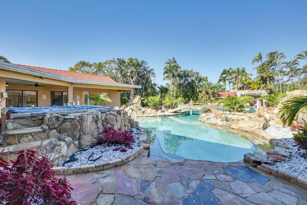 科勒尔斯普林斯Spacious Villa in Coral Springs with Pool and Hot Tub!的度假村游泳池的图片
