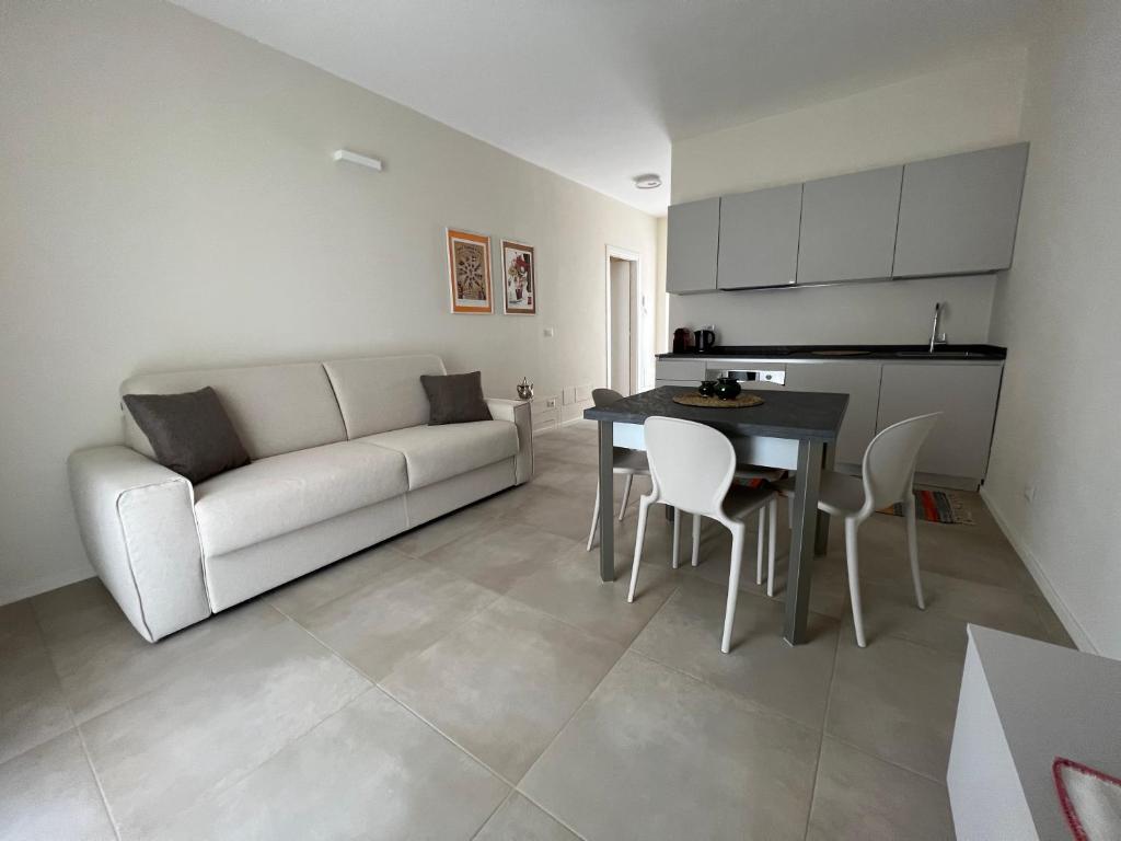 伊夫雷亚MyVilla - Ivrea Corso M. d'Azeglio, 59的客厅配有沙发和桌子