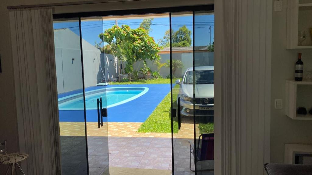 圣加布里埃尔Pousada Ferreira 415的滑动玻璃门享有游泳池的景致