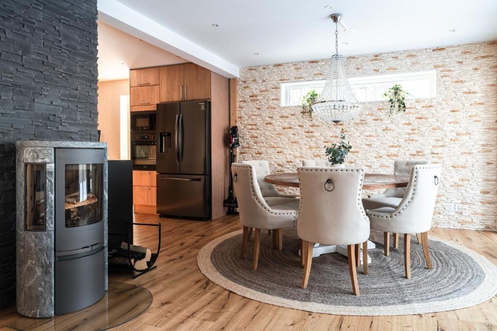 皮特奥Guestly Homes - 4BR Cozy Corporate Villa的厨房配有桌椅和壁炉。