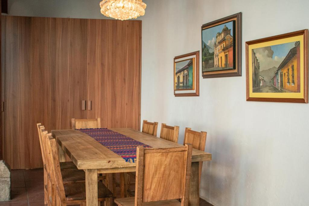 危地马拉安地瓜2 Pilas: historic colonial house的一间带木桌和椅子的用餐室