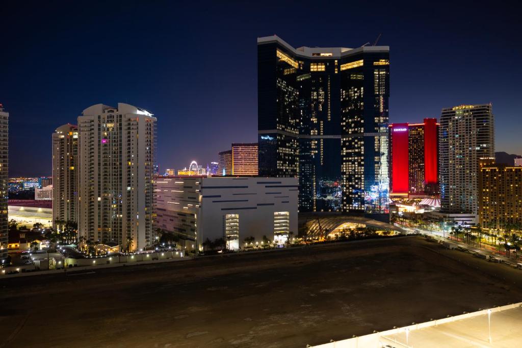 拉斯维加斯SAHARA Las Vegas的享有城市天际线的美景。