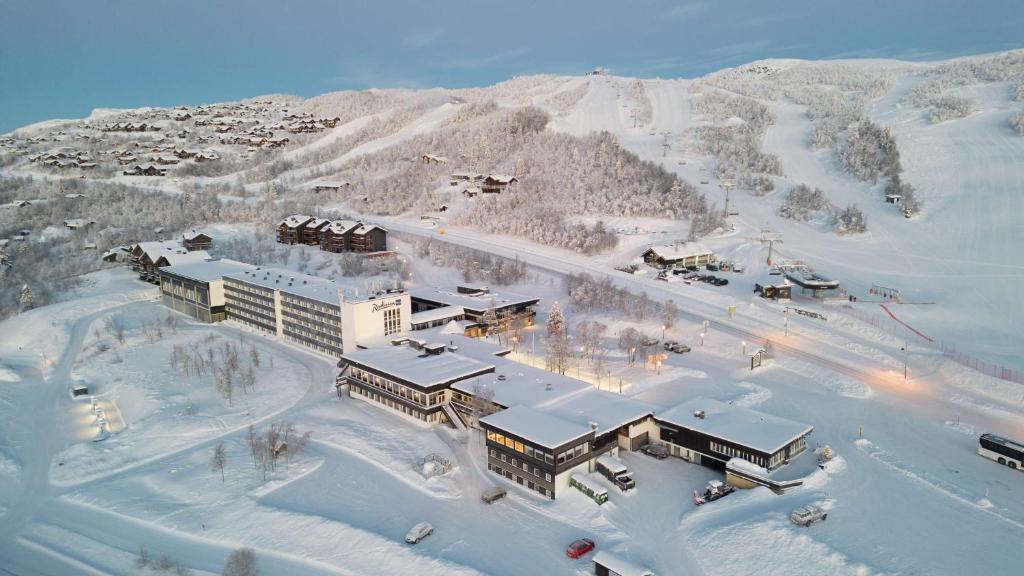 贝特斯托尔贝特斯托尔丽笙度假酒店的雪地中度假村的空中景观