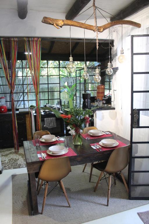 凯鲁REFUGIO DO SAGRADO MORERE的用餐室设有桌椅和用餐室